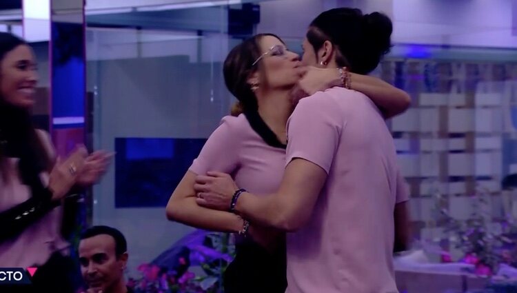 Beso de Cristina y Luca | Foto: telecinco.es
