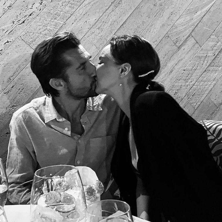 Miguel Sánchez Encinas dando un beso a Chenoa/ Foto: Instagram