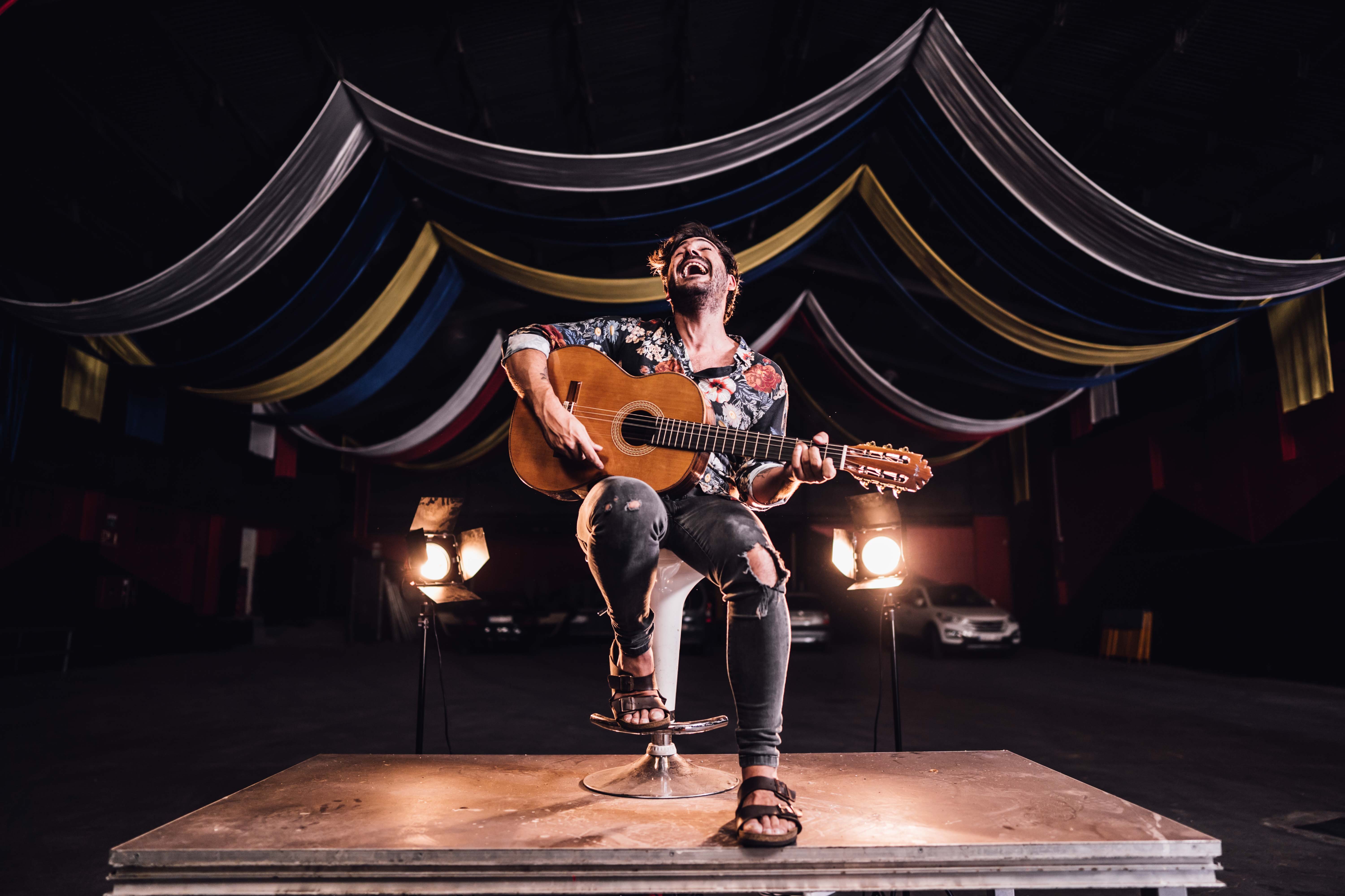 Capitán Cobarde tocando la guitarra en el escenario/ Foto: Instagram
