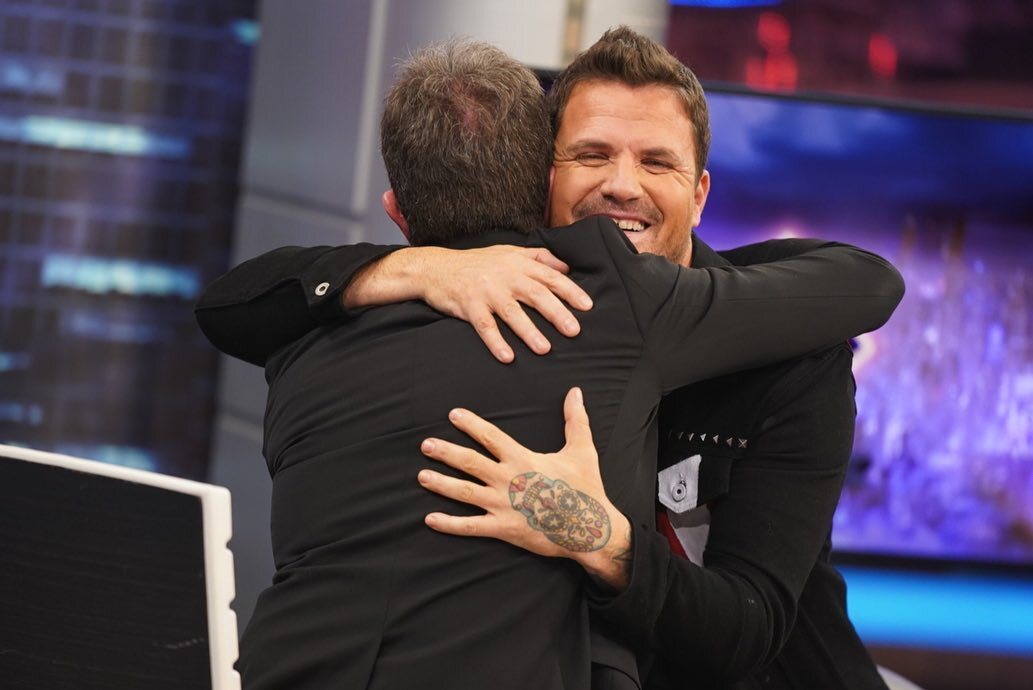 Dani Martín abrazando a Pablo Motos en 'El Hormiguero'/ Foto: Antena 3