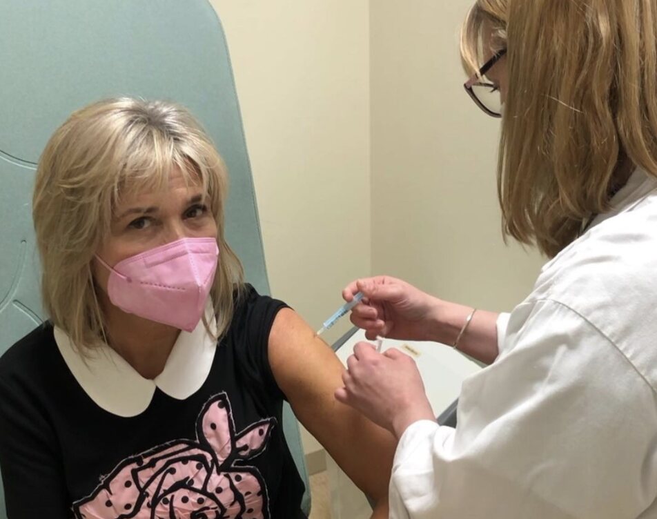 Julia Otero siendo vacunada contra el coronavirus/ Foto: Instagram