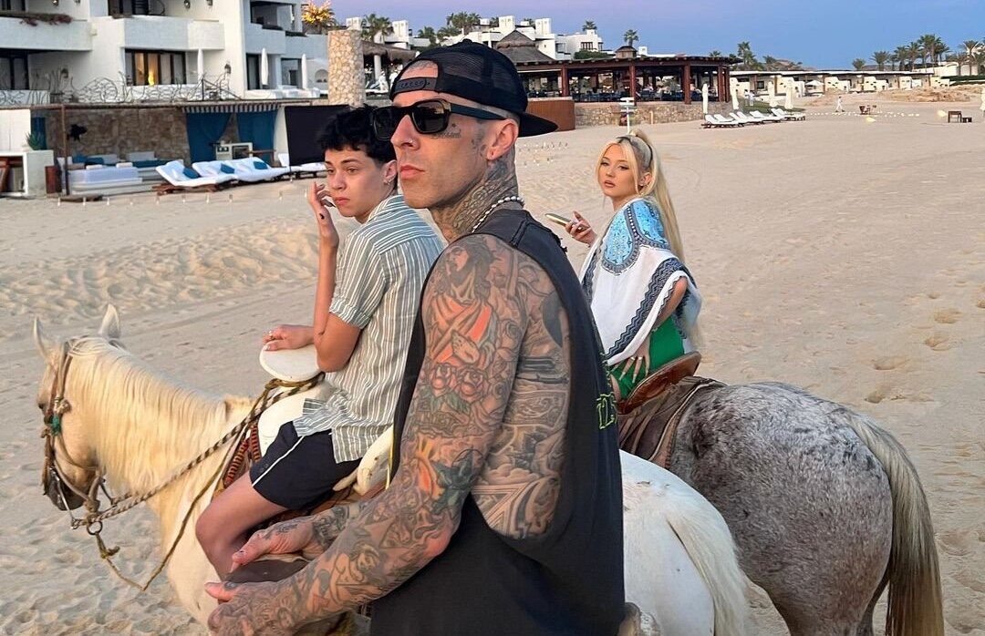 Travis Barker con sus hijos montando a caballo / Instagram