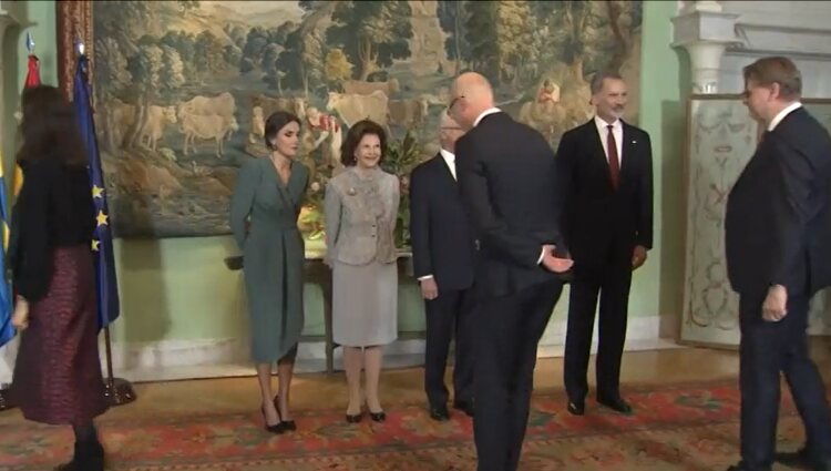 A la Reina Letizia se le resbala su bolso de mano / Foto: Antenatres.com