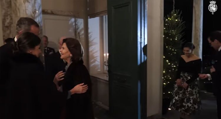 Los Reyes bromean con Silvia de Suecia a su llegada a la Residencia de la Embajada de España en Suecia