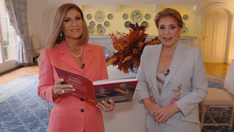La Gran Duquesa muestra su libro durante la entrevista