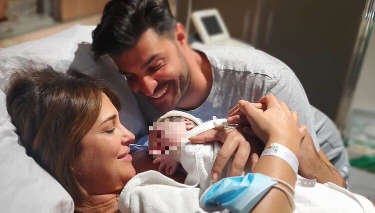 Paula Echevarría y Miguel Torres presentando a su hijo Miguel / Instagram