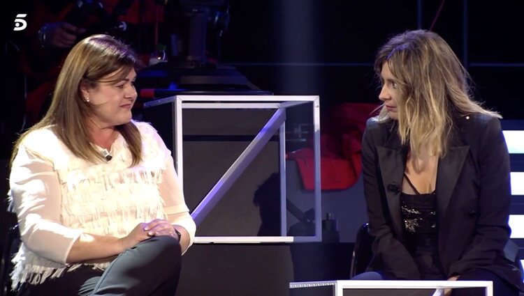 Sandra Barneda y la madre de Alejando Nieto, Maribel, en 'El debate de las tentaciones' / Foto: Telecinco.es