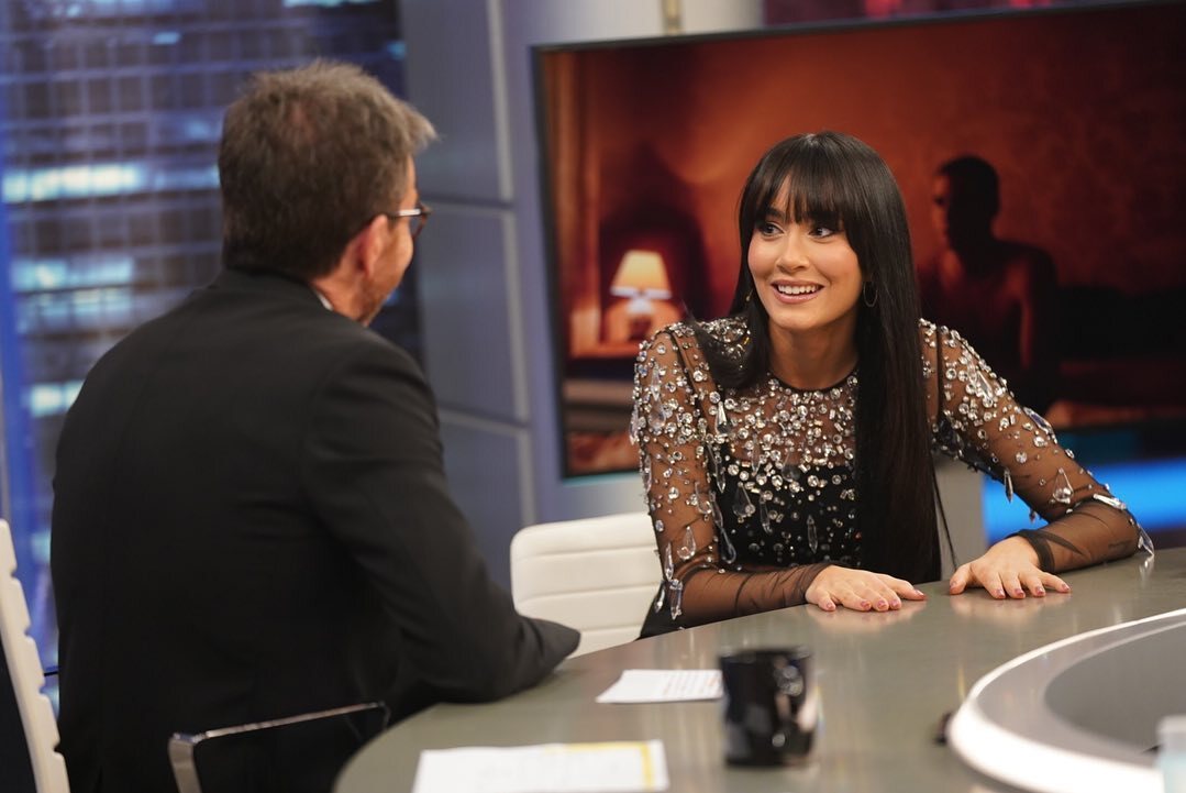 Aitana Ocaña hablando con Pablo Motos en 'El Hormiguero'/ Foto: Antena 3