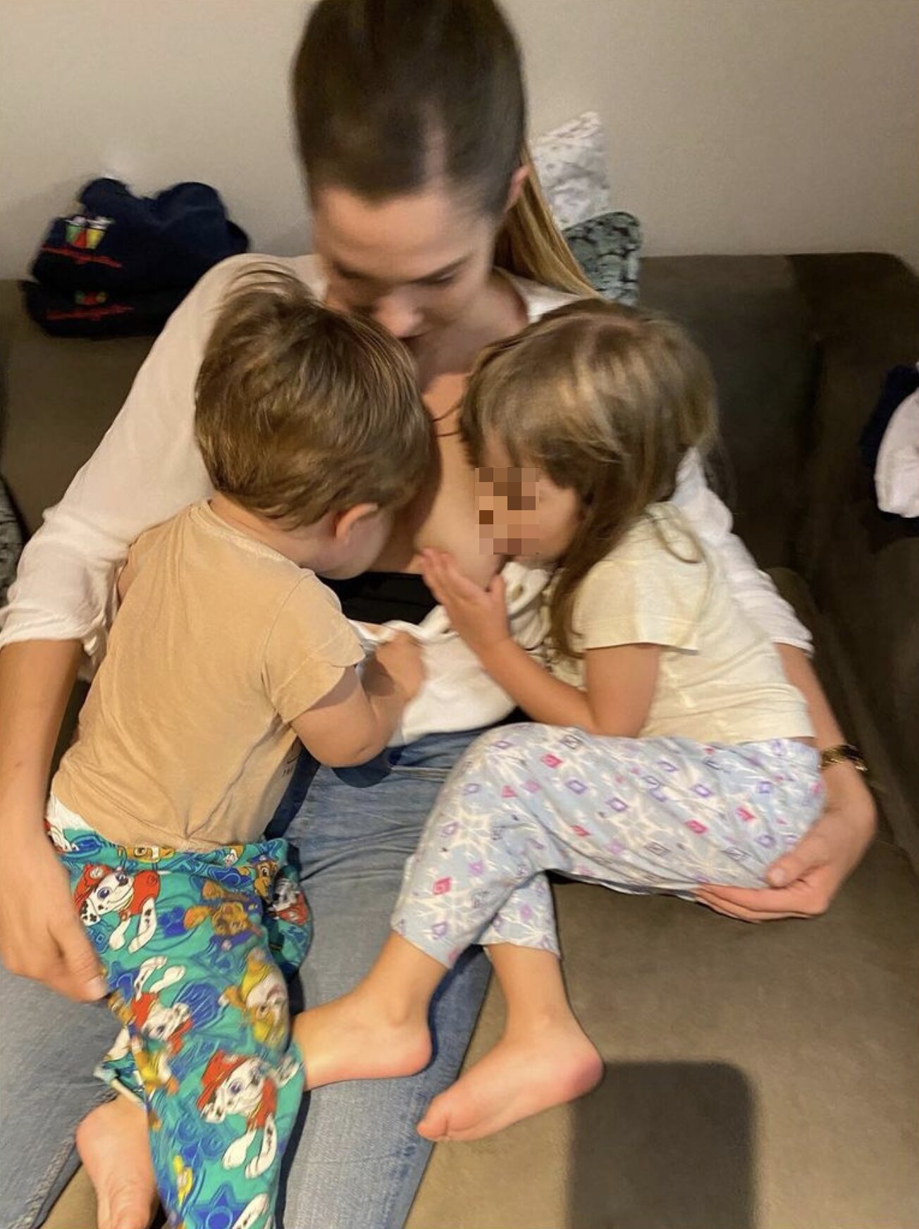 Natalia Sánchez dando el pecho a sus dos hijos/ Foto: Instagram