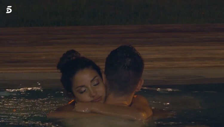 Tania y Stiven se relajan el la piscina / Foto: Telecinco.es