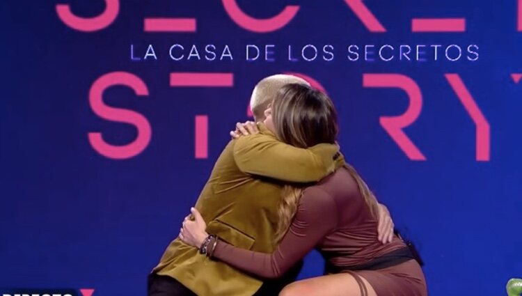 Miguel Frigenti y Cristina Porta se abrazan | Foto: telecinco.es