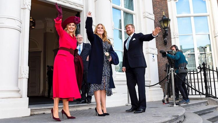 Los Reyes de Holanda y su hija Amalia a su llegada al Palacio Kneuterdijk