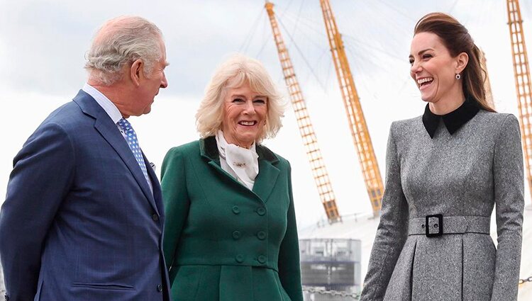 Kate Middleton con la Duquesa de Cornualles y el Príncipe Carlos