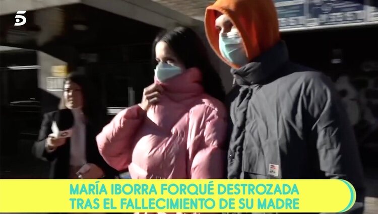María Iborra sale de casa de su madre | Foto: telecinco.es
