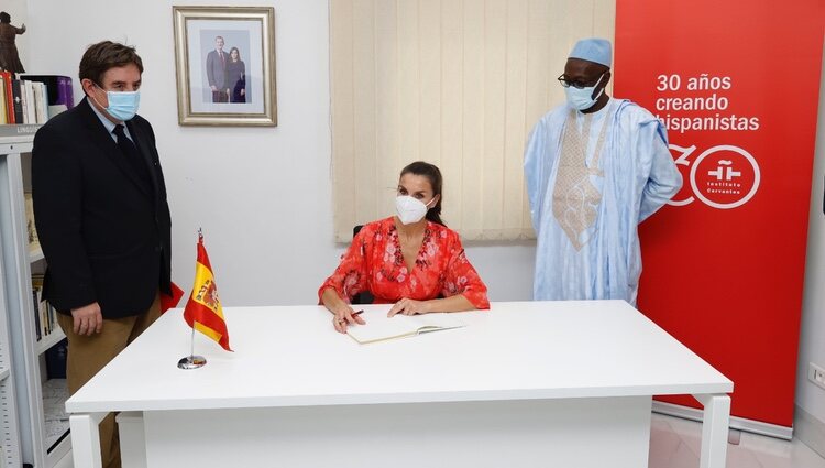 La Reina Letizia firmando en el Libro de Honor en la inauguración de la sede del Cervantes en Dakar