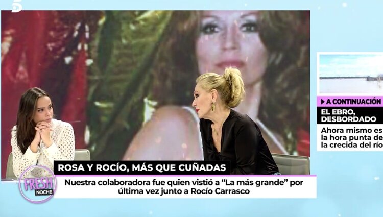 Gloria Camila escucha atentamente las anécdotas de Rosa Benito con Rocío Jurado / Foto: Telecinco.es