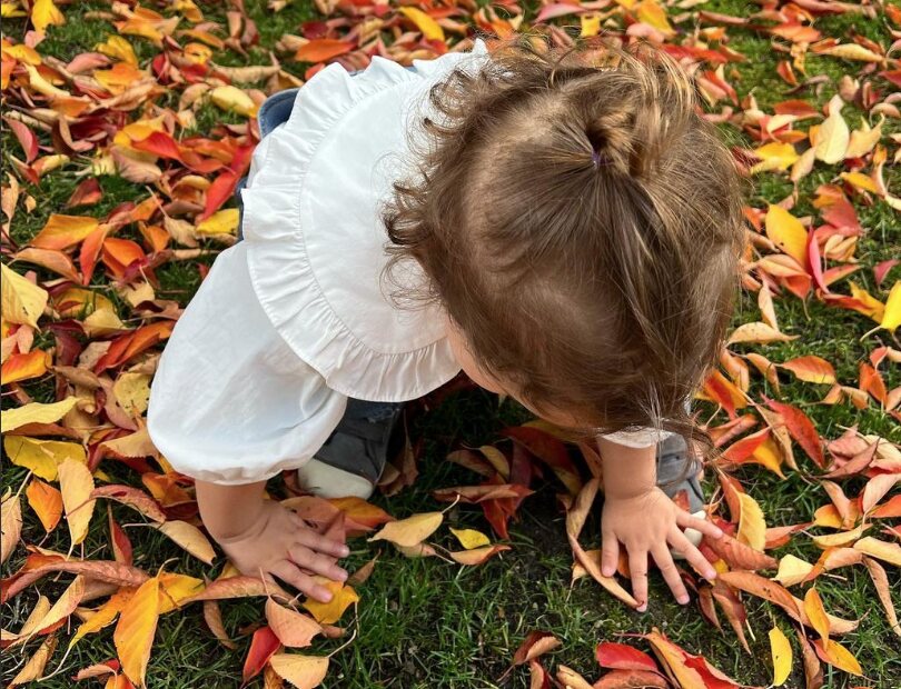Roma, la hija de Laura Escanes disfrutando del otoño/ Foto: Instagram
