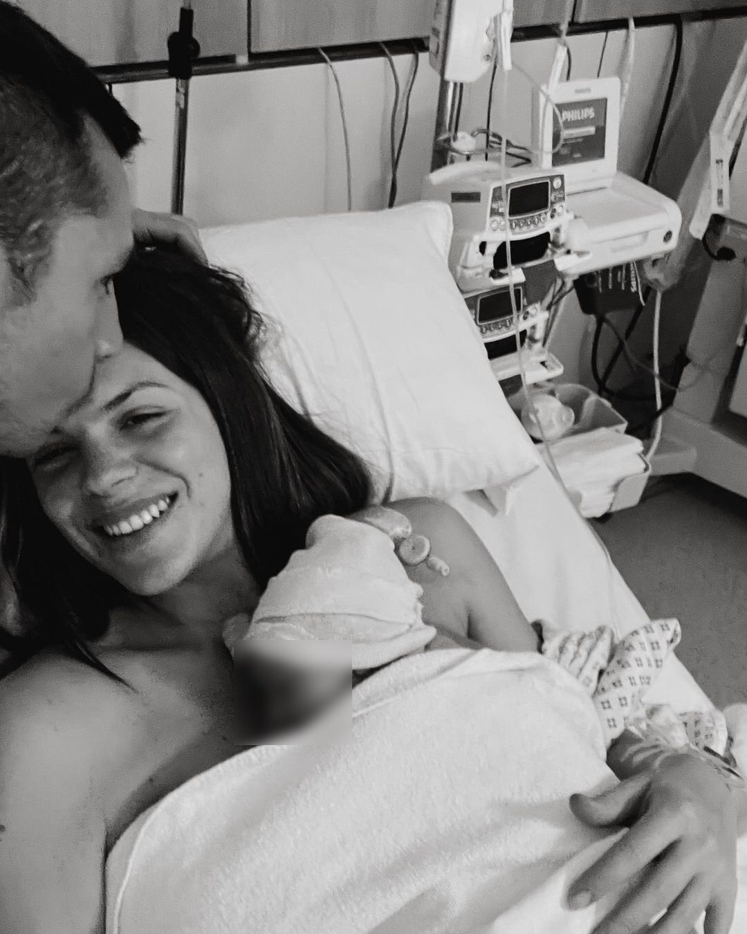 Laura Matamoros y Benji Aparicio con el bebé | Instagram