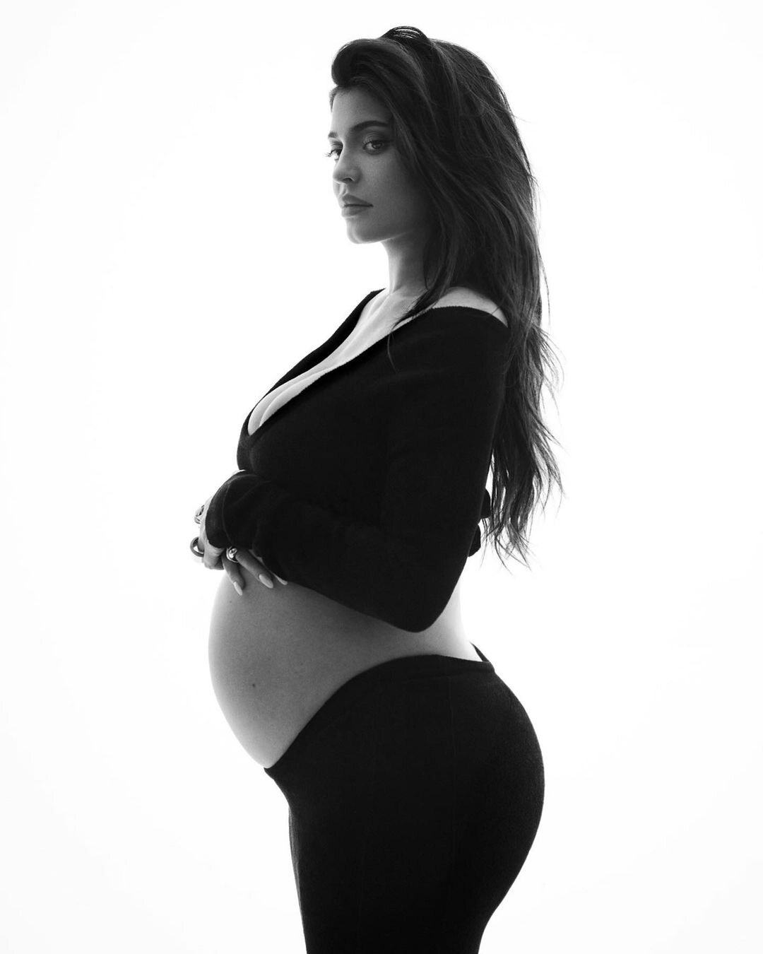 Kylie Jenner luciendo embarazo / Instagram