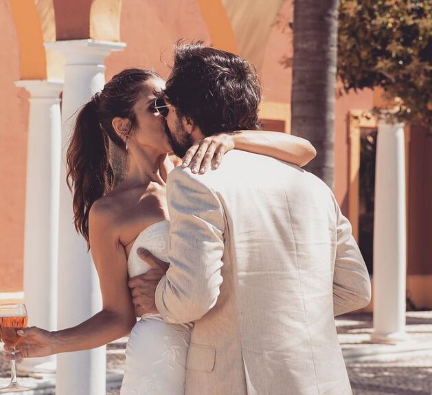 Elena Furiase besándose con su marido el día de su boda/ Foto: Instagram