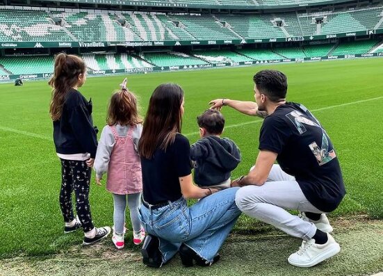 Marc Bartra y Melissa Jiménez con sus tres hijos/ Foto: Instagram