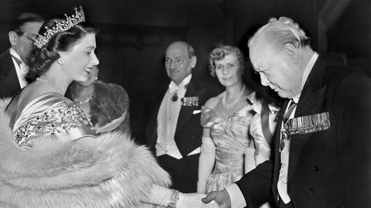 La Reina Isabel saluda a Winston Churchill | International Churchill Society