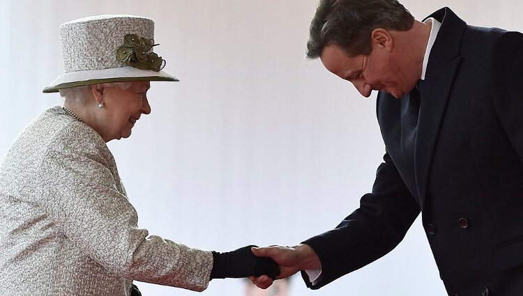 David Cameron saludando a la Reina Isabel | Flickr