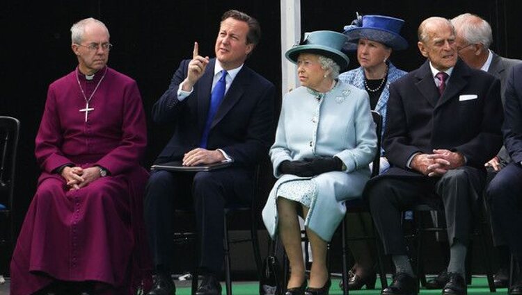 La Reina y el Duque de Edimburgo en un acto público con David Cameron