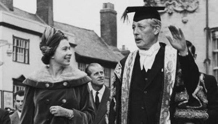 La Reina Isabel junto a Harold Macmillan en un acto público | Pinterest