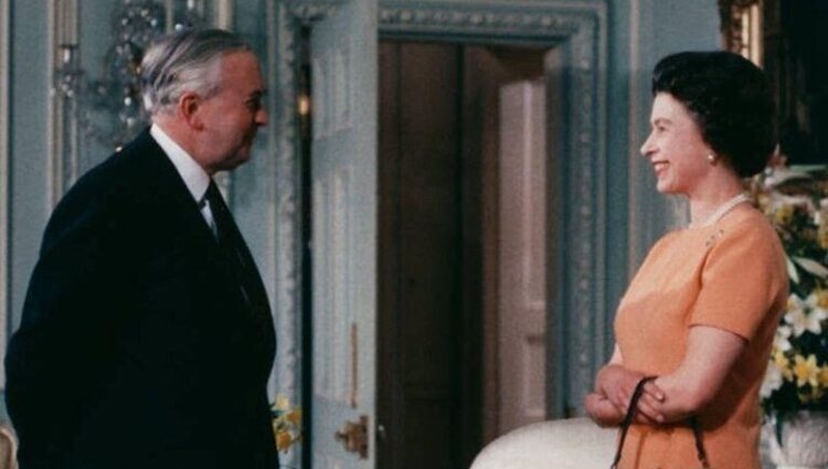 Harold Wilson charla animadamente con la Reina Isabel | Instagram