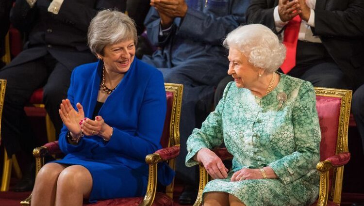 La Reina Isabel y Theresa May | Pinterest
