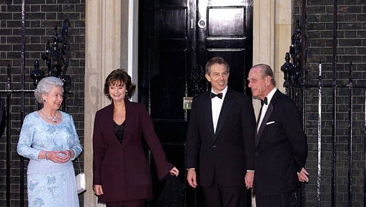 El matrimonio Blair recibe a la Reina Isabel y al Duque de Edimburgo en Downing Street | Pinterest
