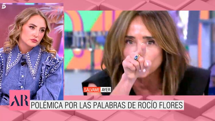 Rocío Flores escuchando las palabras de María Patiño
