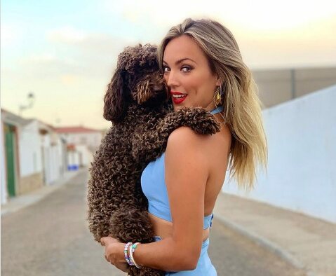 Marta Riesco con su perrito Tomás/ Foto: Instagram