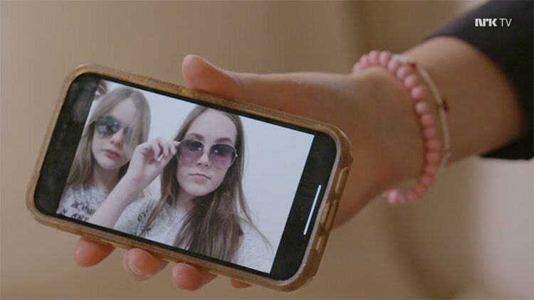 Ingrid Alexandra de Noruega con una amiga en uno de sus vídeos musicales