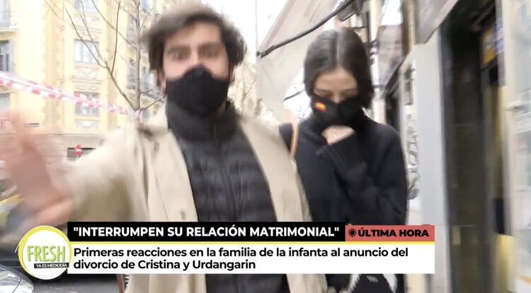 Jorge Bárcenas intenta que los reporteros dejen las preguntas a Victoria Federica