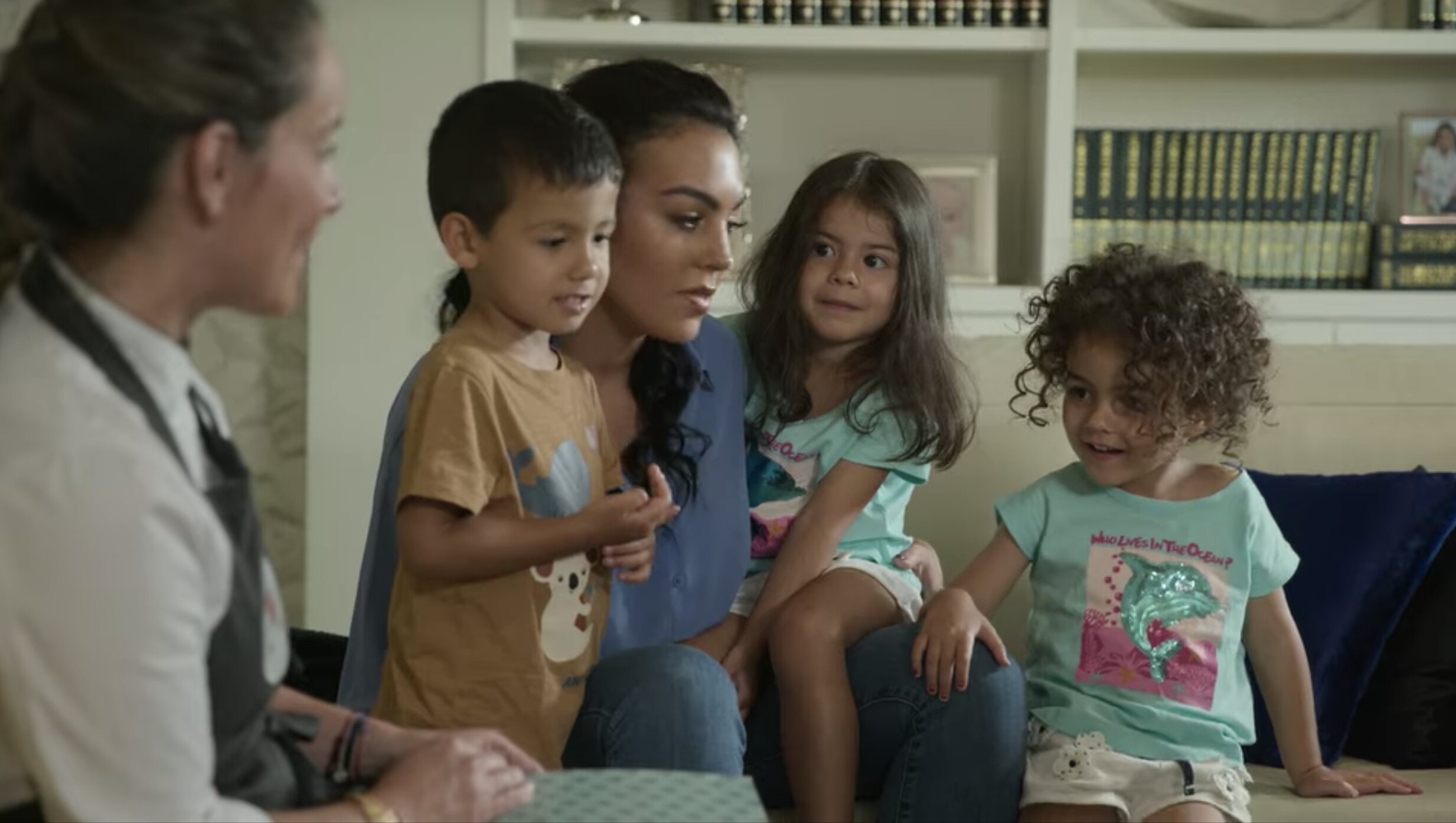 Georgina Rodríguez en 'Soy Georgina' con sus hijos/ Foto: Netflix
