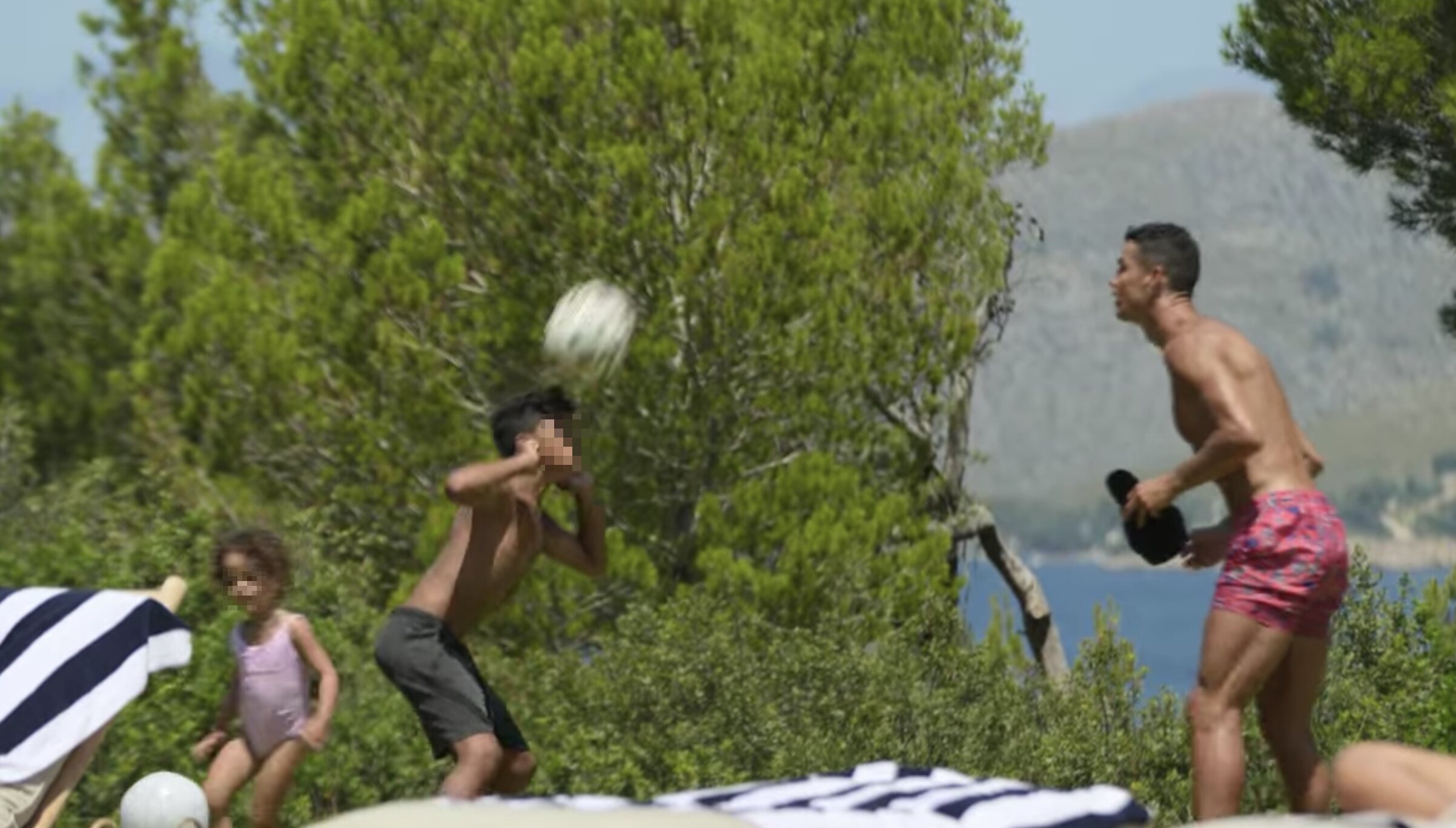 Cristiano Ronaldo jugando con su hijo mayor al fútbol/ Foto: Netflix