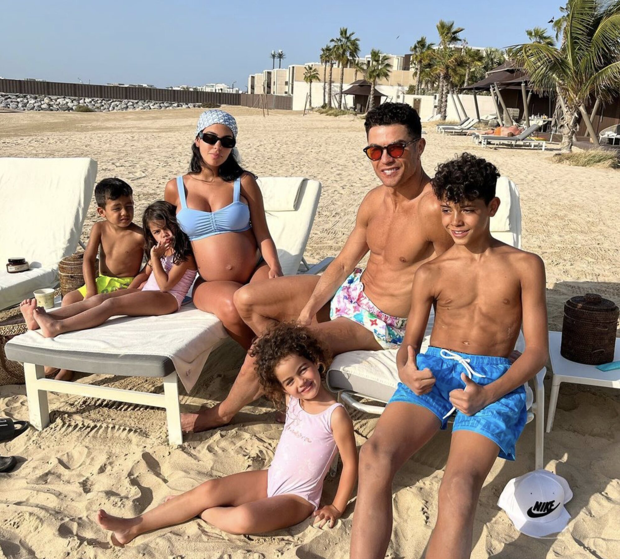 Georgina Rodríguez con toda su familia en una de las plays de Dubai/ Foto: Instagram