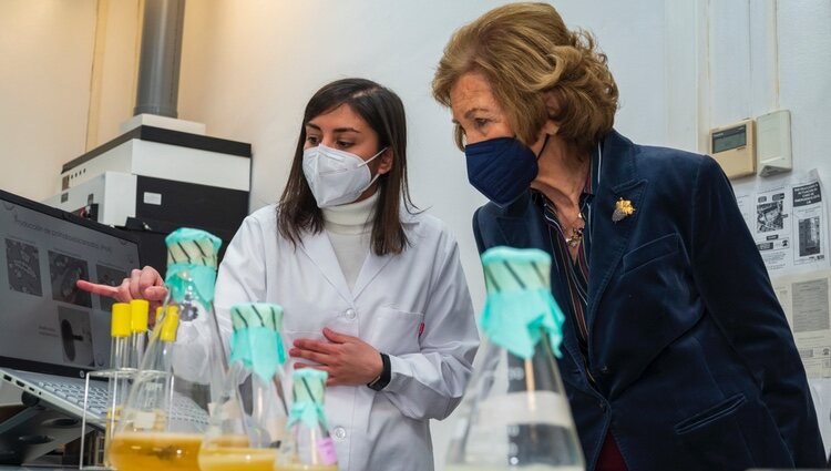 La Reina Sofía escucha las explicaciones de la Doctra Isabel Pardo en el laboratorio del proyecto 'RECREA' para la producción de bioplásticos