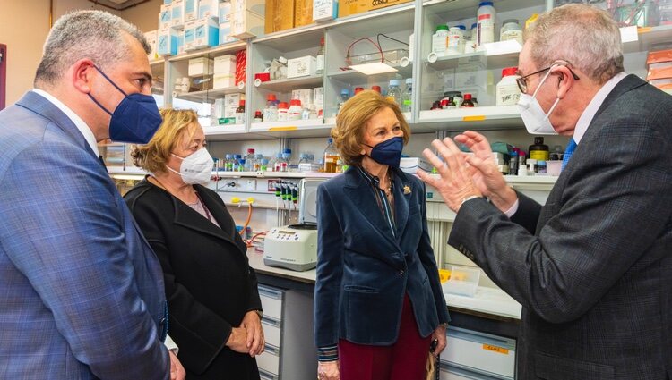 La Reina Sofía escucha a Vicente Larraga, investigador principal del proyecto que desarrolla una vacuna con tecnología de ADN sintético contra el SARS-CoV-2