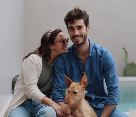 Marta Pombo con su chico y su mascota/ Foto: Instagram