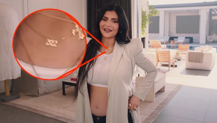 Kylie Jenner lo llevaba inscrito en uno de sus collares | Foto: Youtube