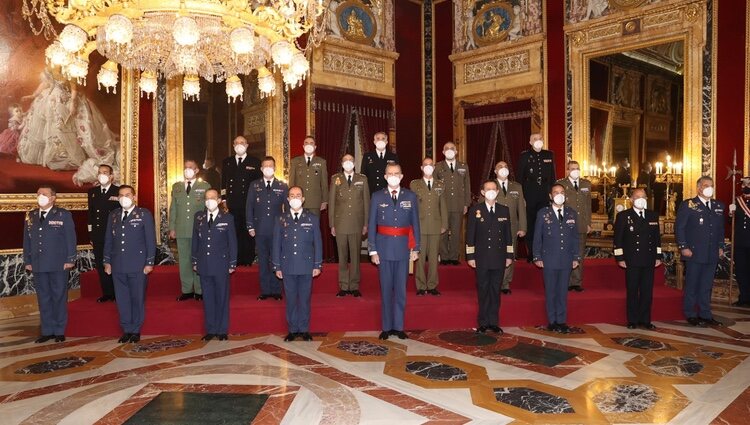 El Rey con un grupo de coroneles y capitanes de navío en el Palacio Real