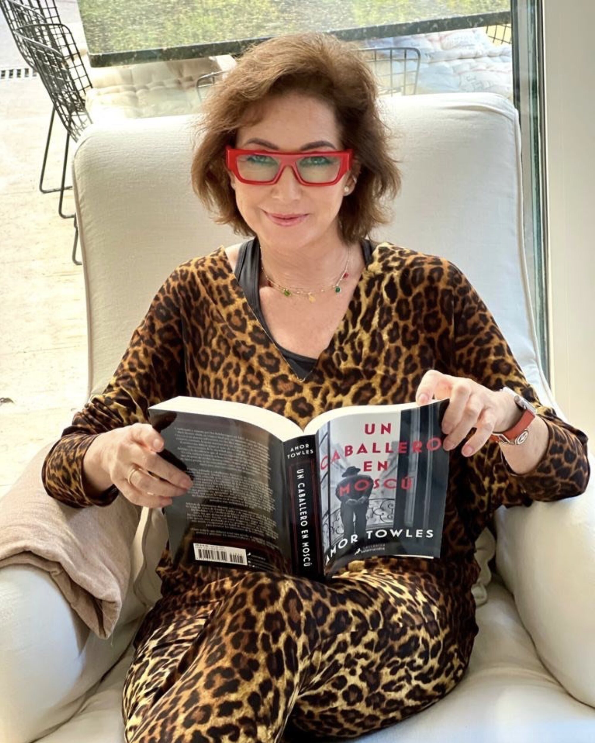 Ana Rosa Quintana leyendo un libro en su casa/ Foto: Instagram