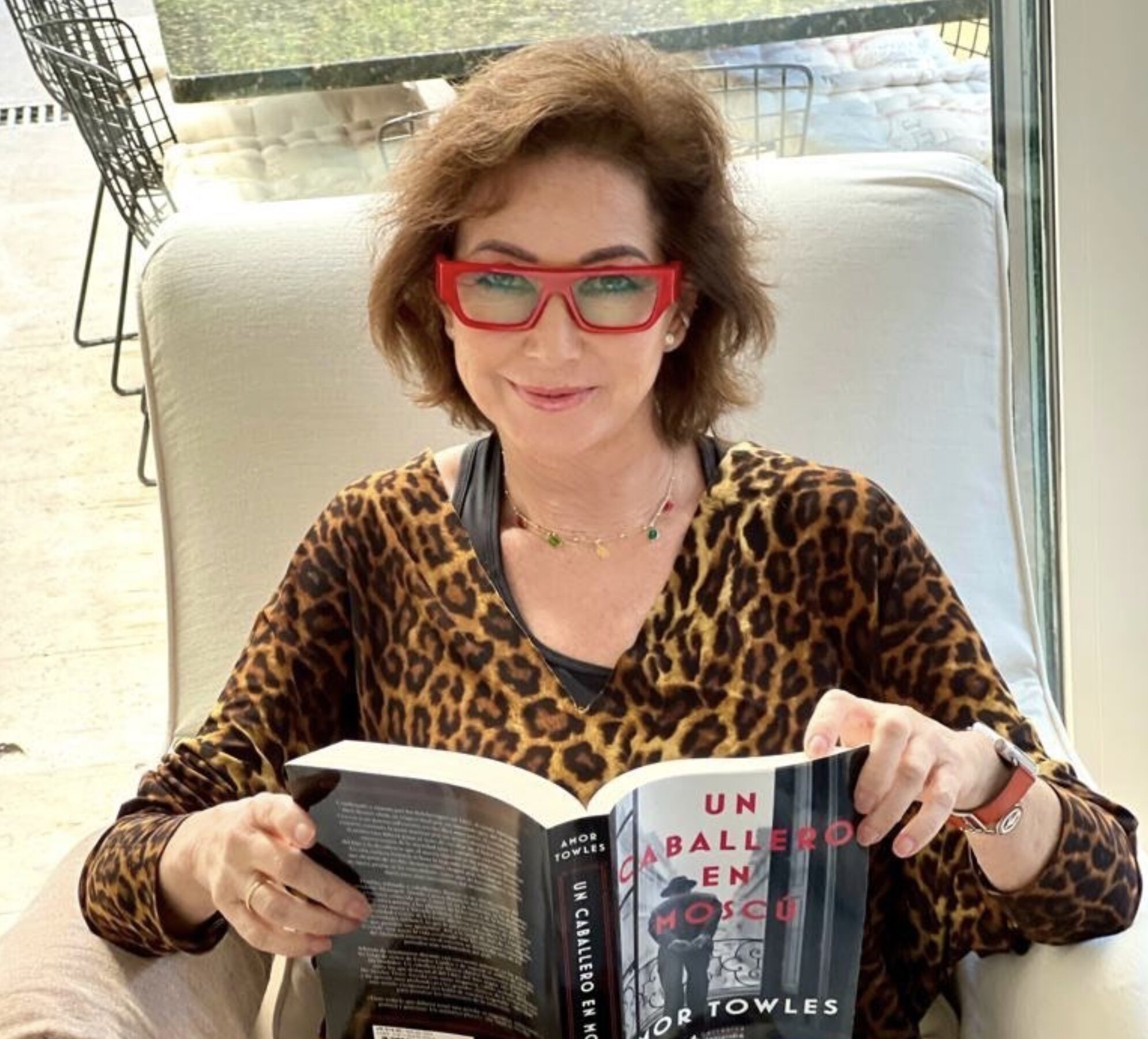 Ana Rosa Quintana leyendo un libro/ Foto: Instagram