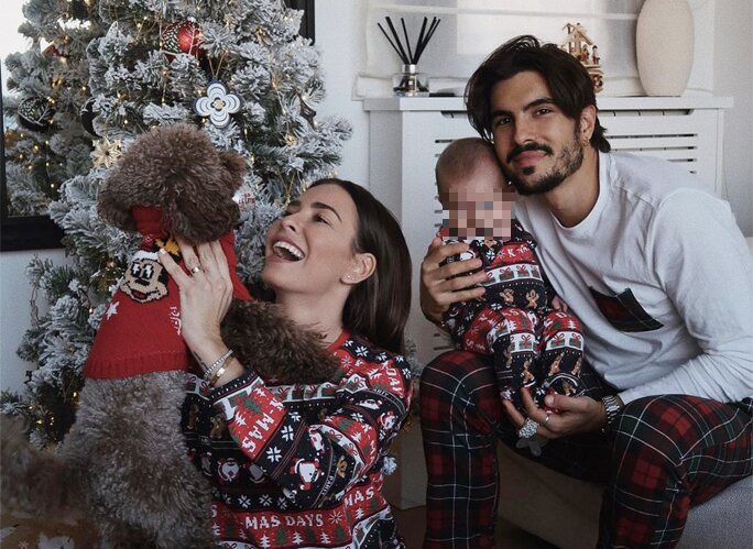 Marta Carriedo y Raúl Vidal con su hijo y su mascota llevando pijamas navideños/Foto: Instagram