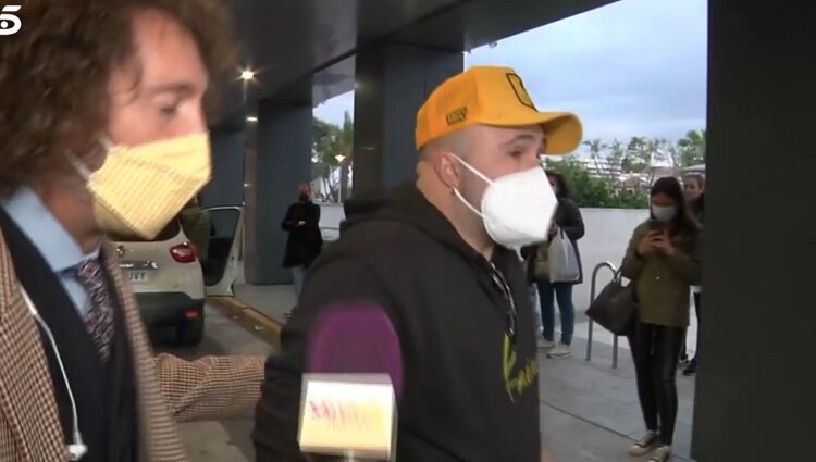 Kiko Rivera saliendo del hospital | Foto: telecinco.es