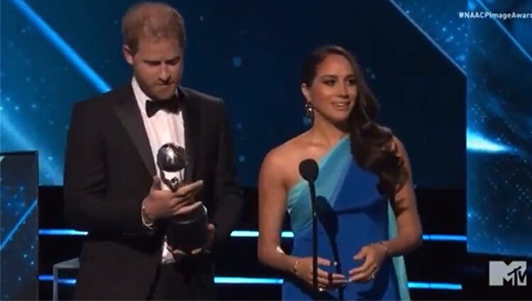 El Príncipe Harry y Meghan Markle agradecen el premio | Foto: BET Networks