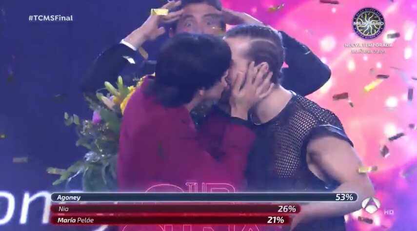 Agoney besándose con su novio para celebrar su victoria/ Foto: Antena 3